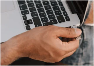 10 testade korrigeringar för monitor säger ingen signal och går i viloläge