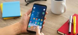 Slik tilbakestiller du standardapper på Android