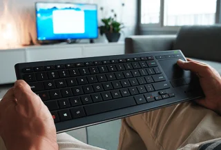 Logitech megvilágított nappali billentyűzet K830