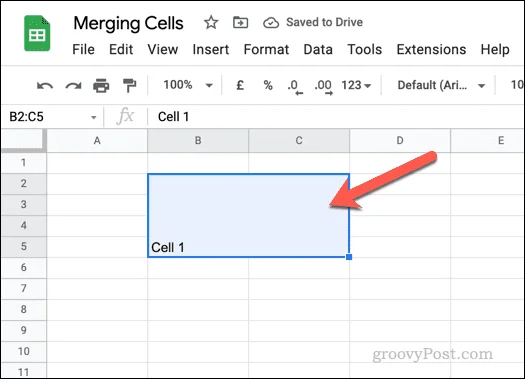 Slik slår du sammen og opphever sammenslåingen av celler i Google Sheets
