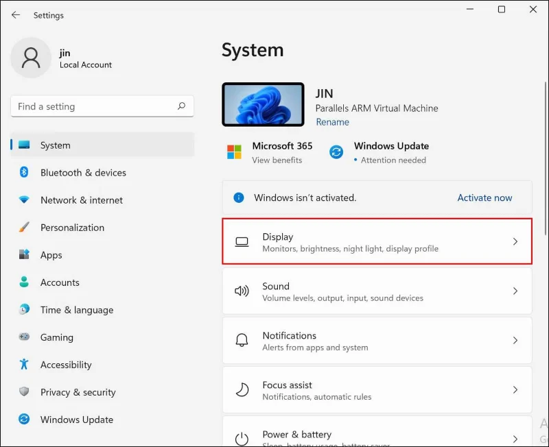 Slik bruker du flere skjermer på Windows 11