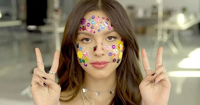 Navodila za spreminjanje teme Olivie Rodrigo v programu Messenger