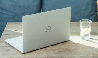 Hogyan lehet megtalálni a szervizcímkét egy Windows 10 laptopon